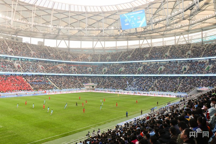 九游官网-足球比赛中现场气氛热烈，球迷热情高涨(足球赛激烈怎么形容)